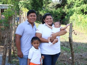 Dina con su familia en Masaya Nicaragua